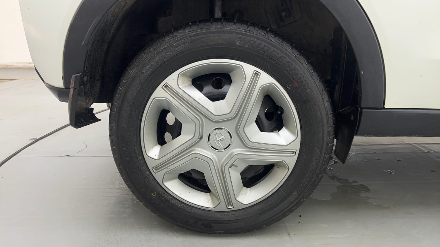Used 2022 Tata Nexon XM Petrol Manual tyres RIGHT REAR TYRE RIM VIEW