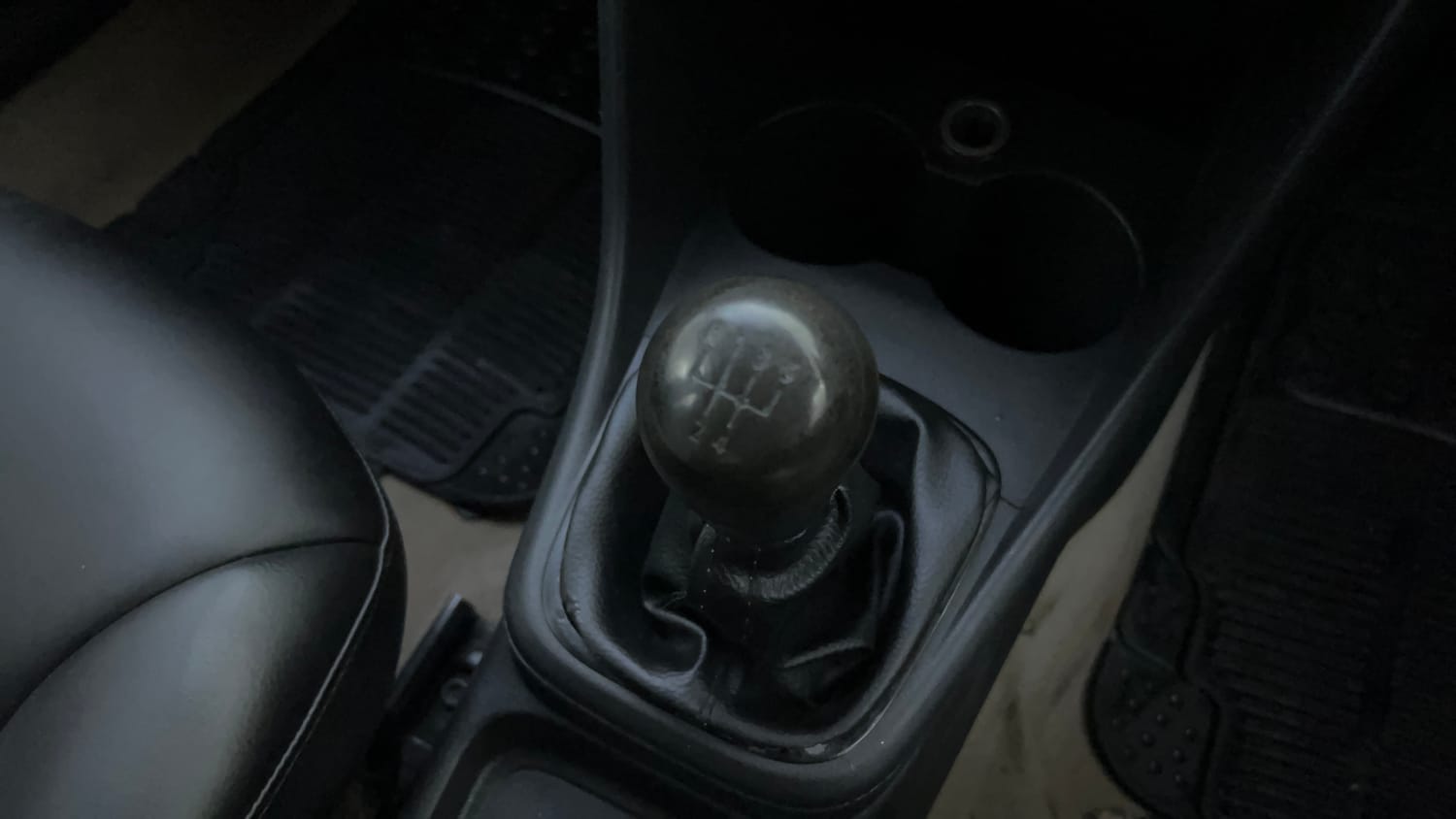 Used 2013 Volkswagen Polo Comfortline 1.2L (P) Petrol Manual interior GEAR  KNOB VIEW