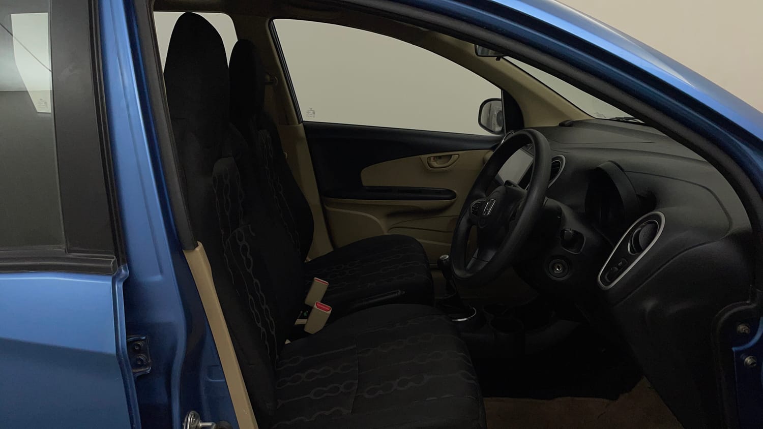 Used 2014 Honda Mobilio S Petrol Petrol Manual interior RIGHT SIDE FRONT DOOR CABIN VIEW