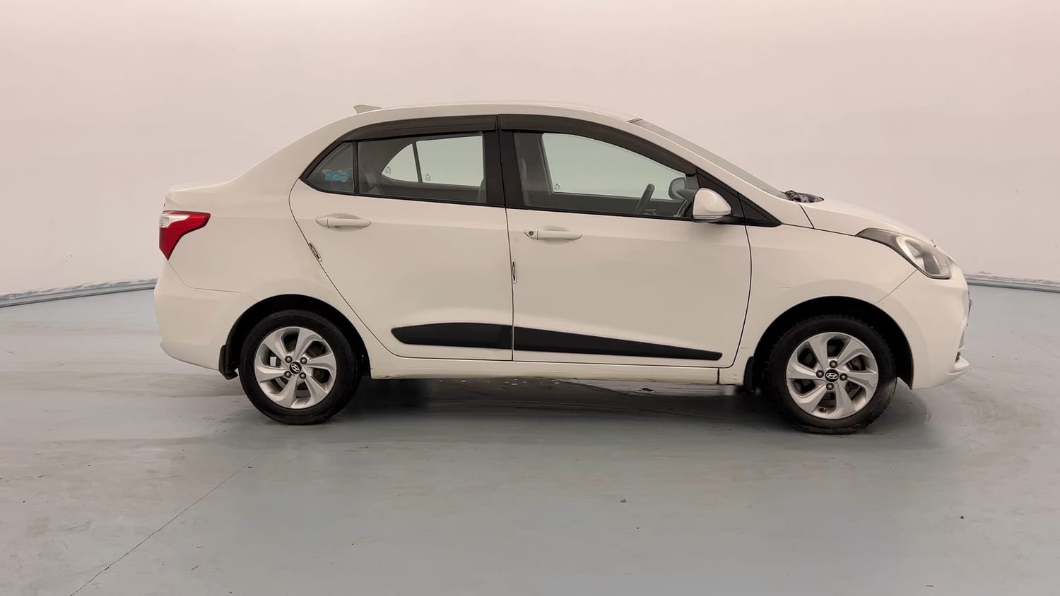 Used 2018 Hyundai Xcent SX Petrol Manual exterior RIGHT SIDE VIEW