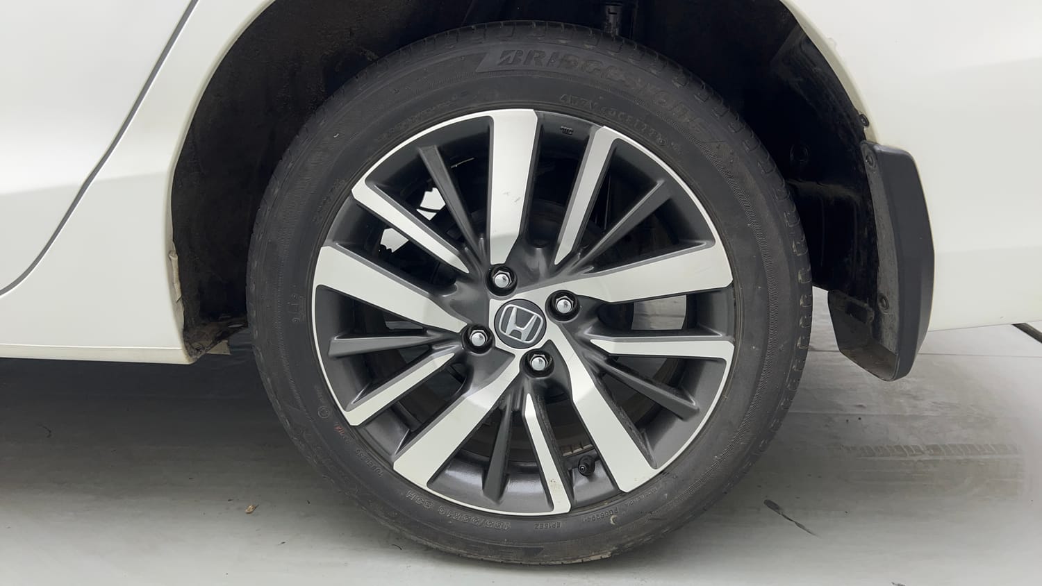 Used 2022 Honda City ZX Petrol Petrol Manual tyres LEFT REAR TYRE RIM VIEW