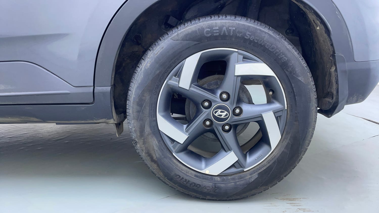 Used 2019 Hyundai Venue SX Plus 1.0 Turbo DCT Petrol Automatic tyres LEFT REAR TYRE RIM VIEW