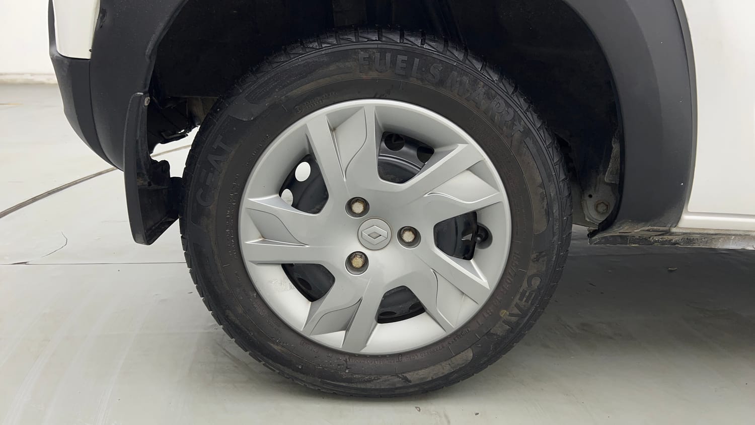 Used 2020 Renault Kwid 1.0 RXT AMT Opt Petrol Automatic tyres RIGHT REAR TYRE RIM VIEW