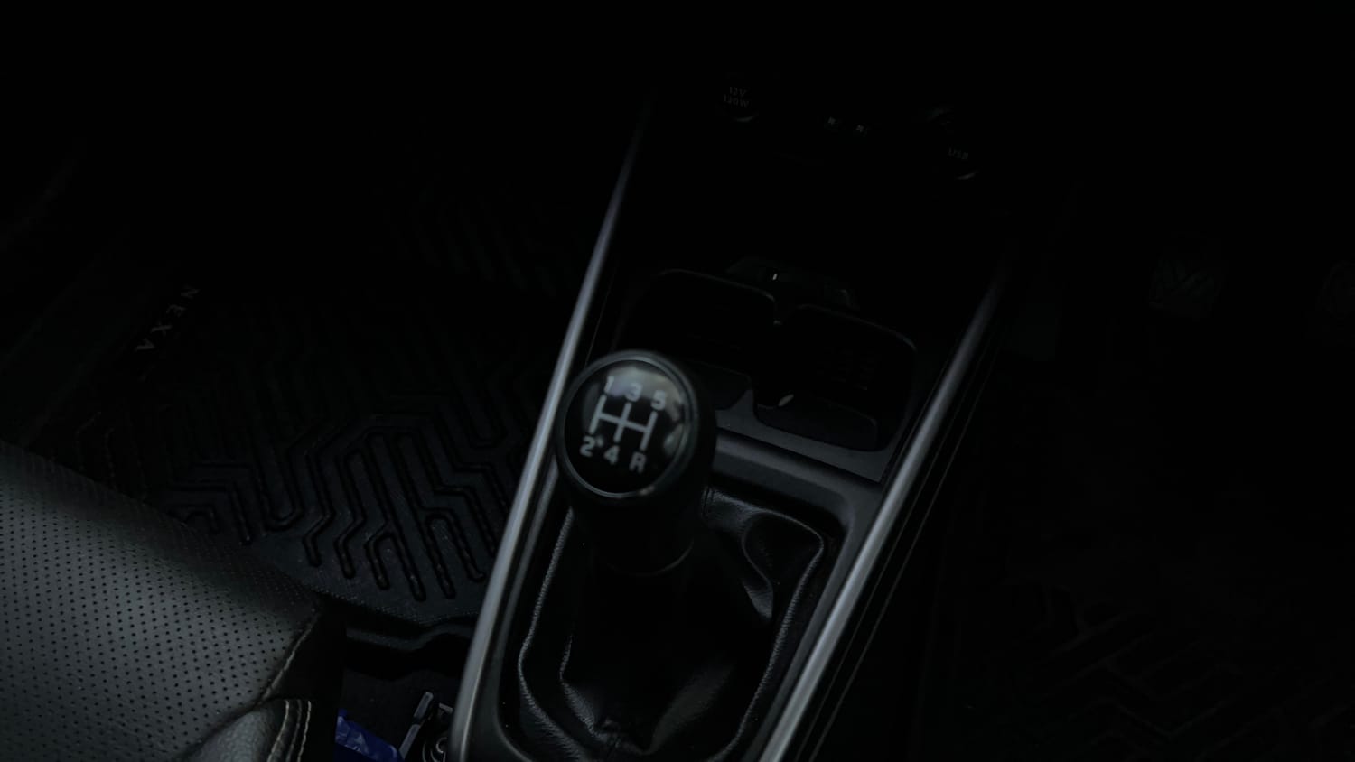 Used 2023 Maruti Suzuki XL6 Alpha Plus MT Petrol Petrol Manual interior GEAR  KNOB VIEW