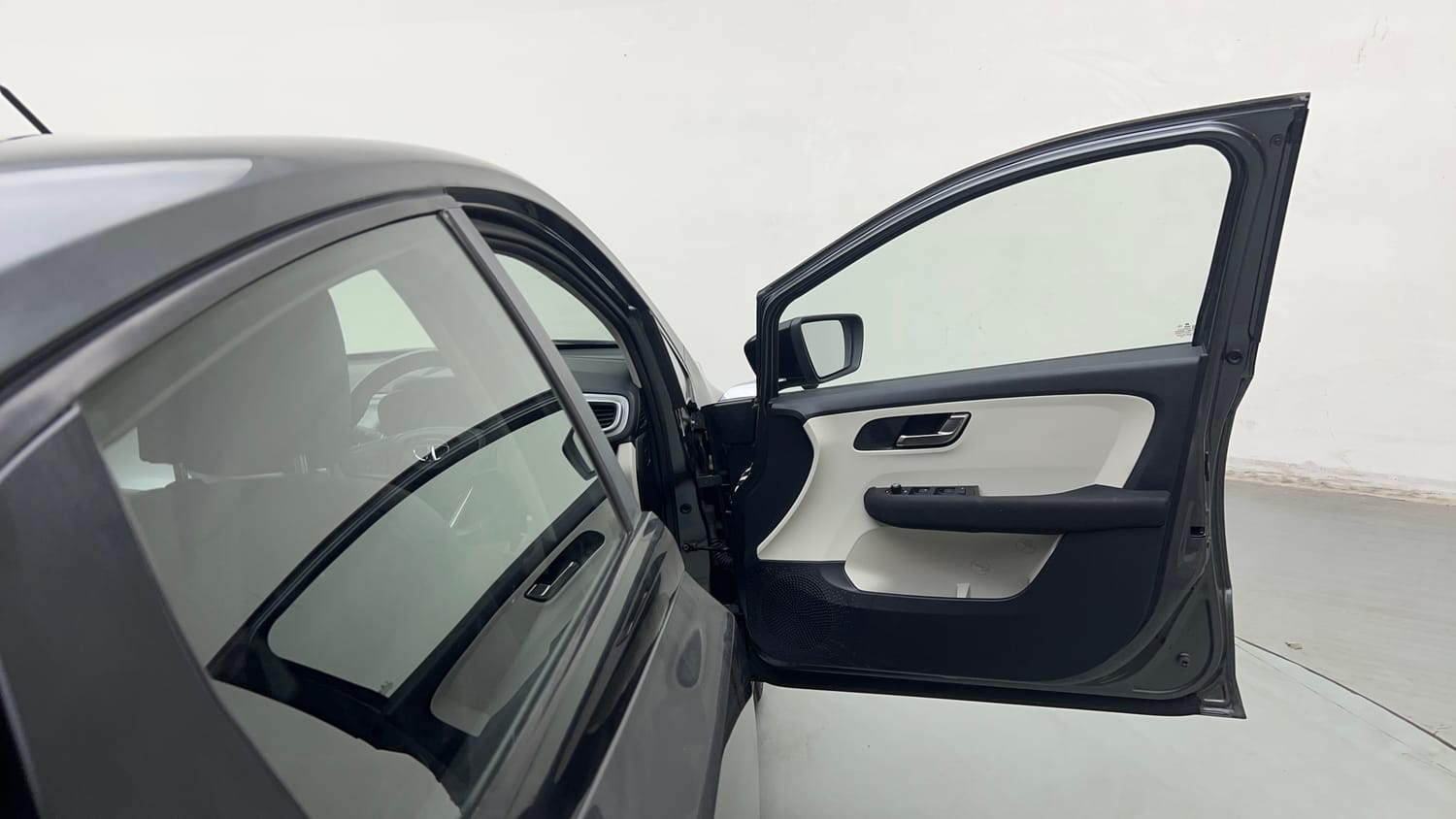 Used 2022 Tata Altroz XZ Plus i-Turbo Petrol Petrol Manual interior RIGHT FRONT DOOR OPEN VIEW