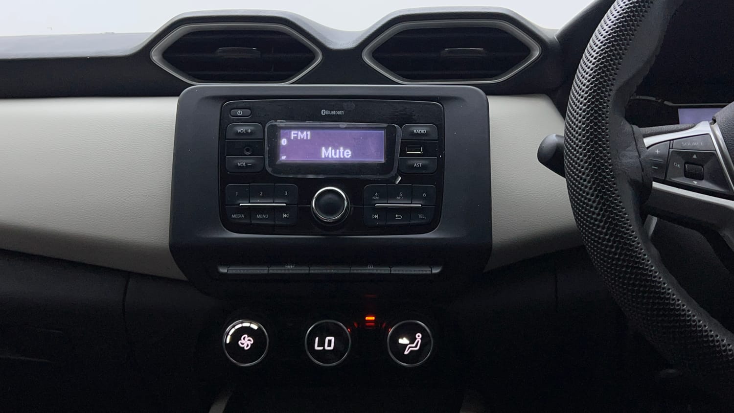 Used 2024 Nissan Magnite XL Petrol Manual interior MUSIC SYSTEM & AC CONTROL VIEW