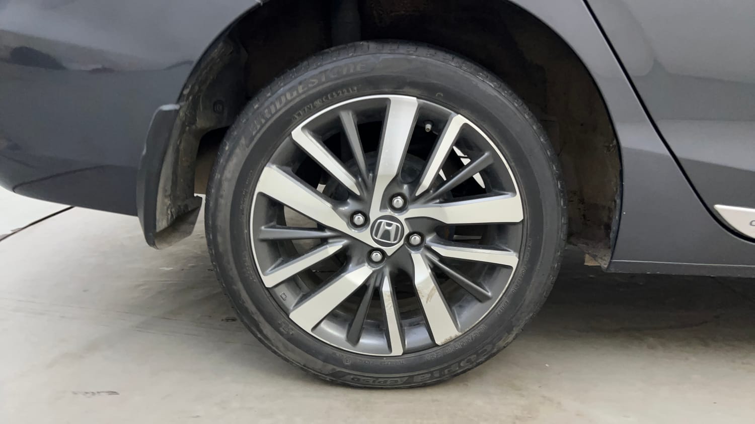 Used 2022 Honda City ZX Petrol Petrol Manual tyres RIGHT REAR TYRE RIM VIEW