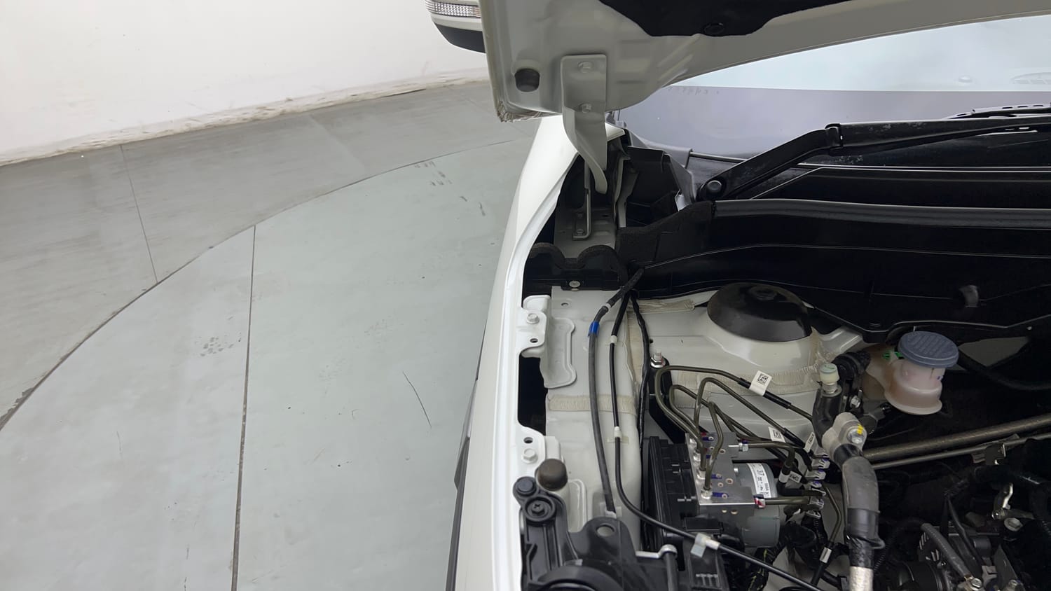 Used 2026 Maruti Suzuki Brezza ZXi AT Petrol Automatic engine ENGINE RIGHT SIDE HINGE & APRON VIEW