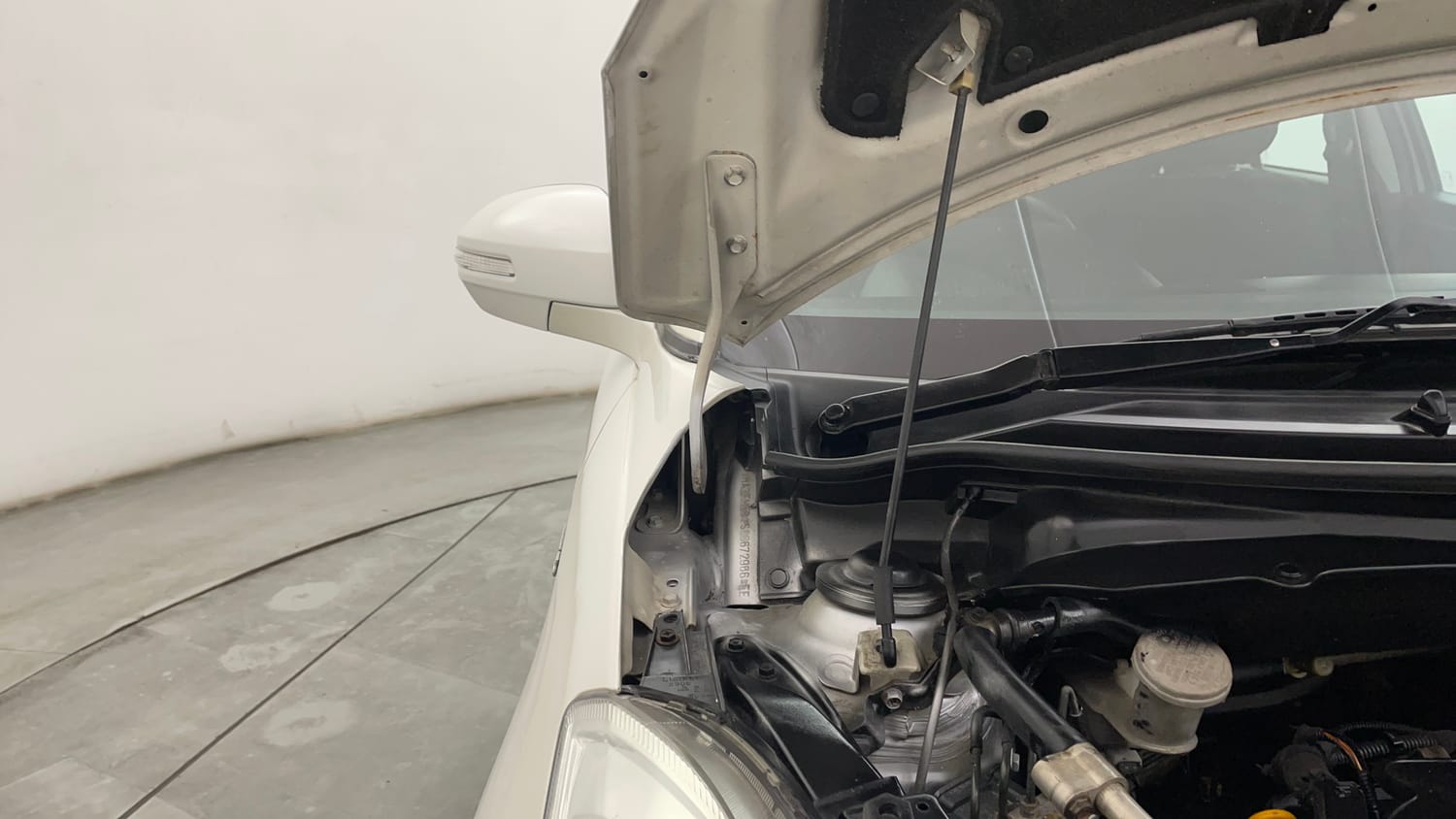 Used 2014 Maruti Suzuki Swift ZDi Diesel Manual engine ENGINE RIGHT SIDE HINGE & APRON VIEW