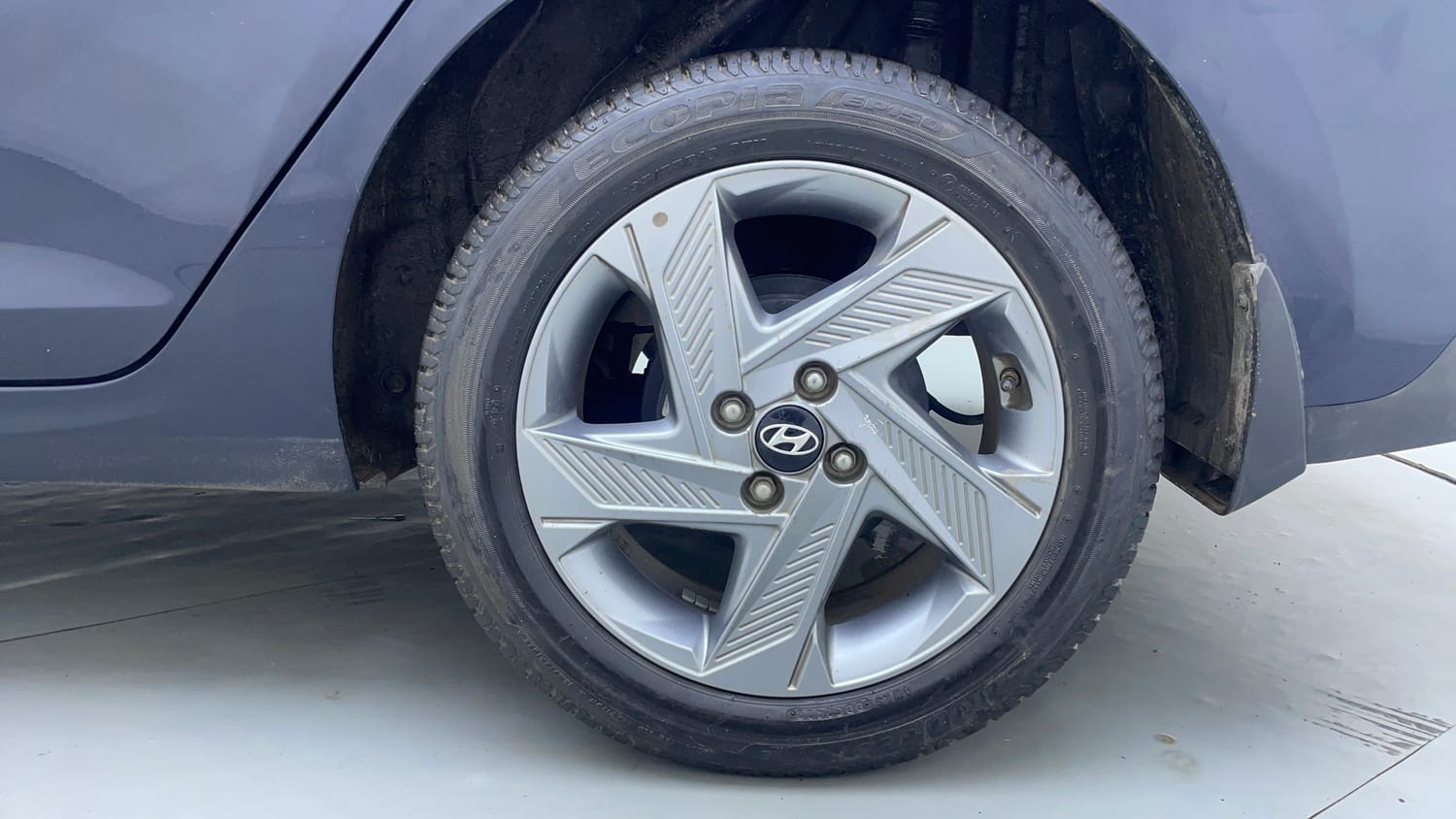 Used 2022 Hyundai Verna SX 1.5 MPi Petrol Manual tyres LEFT REAR TYRE RIM VIEW