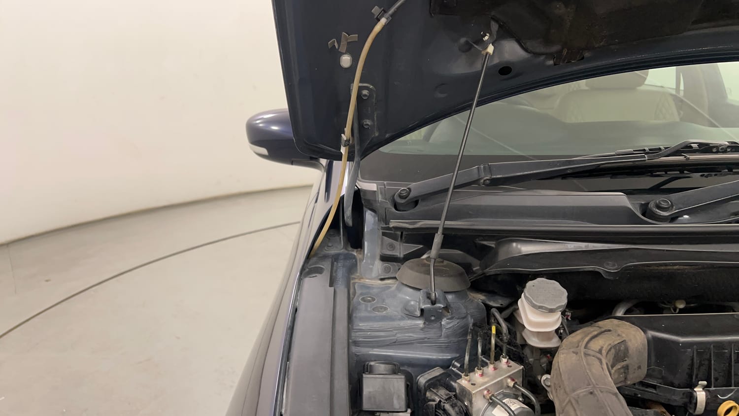Used 2023 Maruti Suzuki Ciaz Zeta 1.5 Petrol Manual engine ENGINE RIGHT SIDE HINGE & APRON VIEW