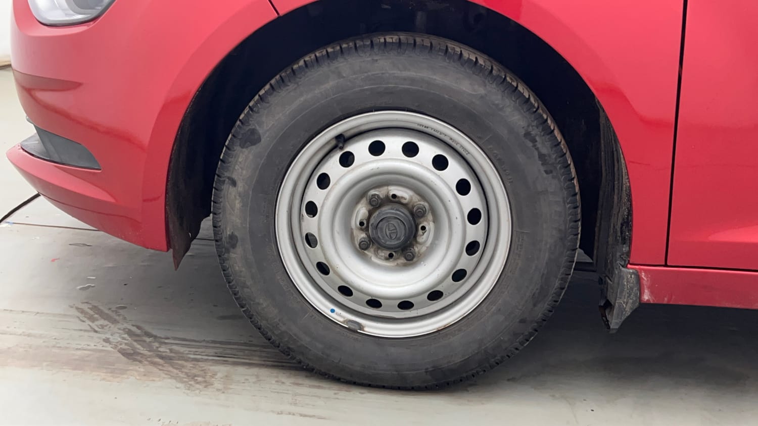 Used 2022 Tata Altroz XE Petrol Petrol Manual tyres LEFT FRONT TYRE RIM VIEW