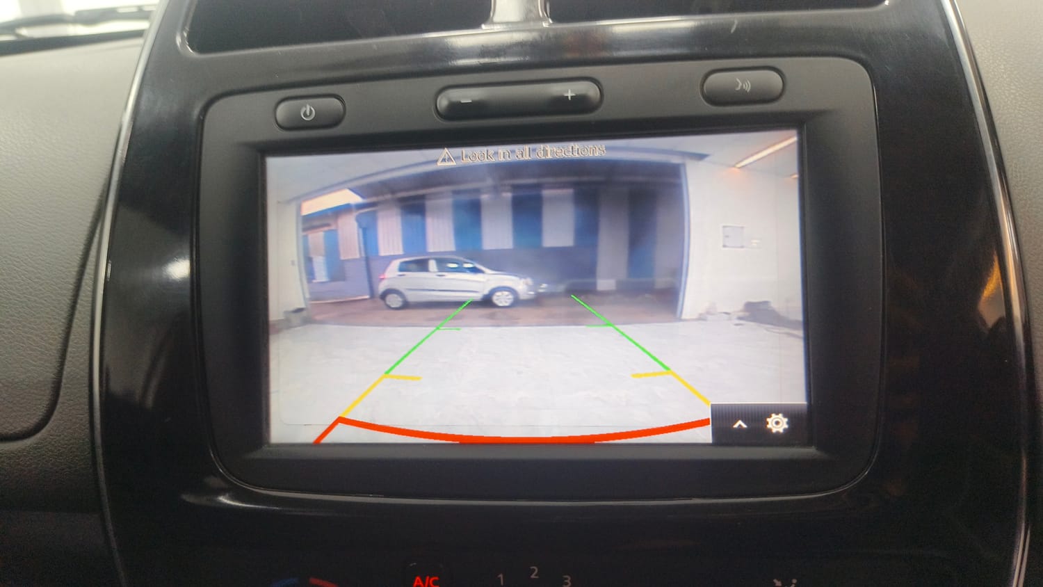 Used 2019 Renault Kwid 1.0 RXT AMT Petrol Automatic top_features Rear camera