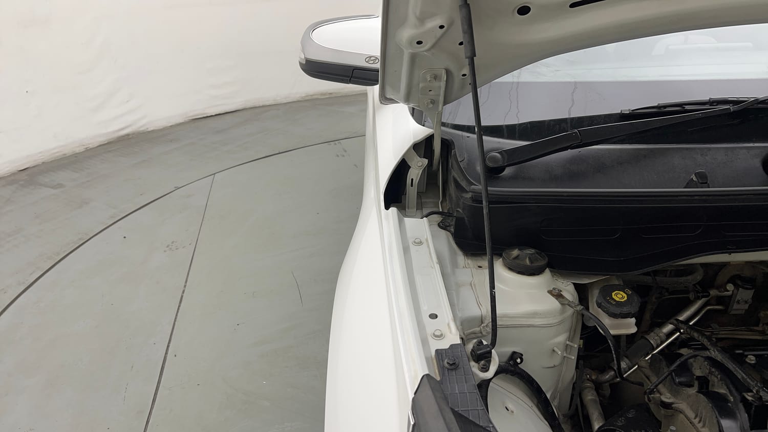 Used 2022 Hyundai Venue S Plus 1.2 Petrol Petrol Manual engine ENGINE RIGHT SIDE HINGE & APRON VIEW