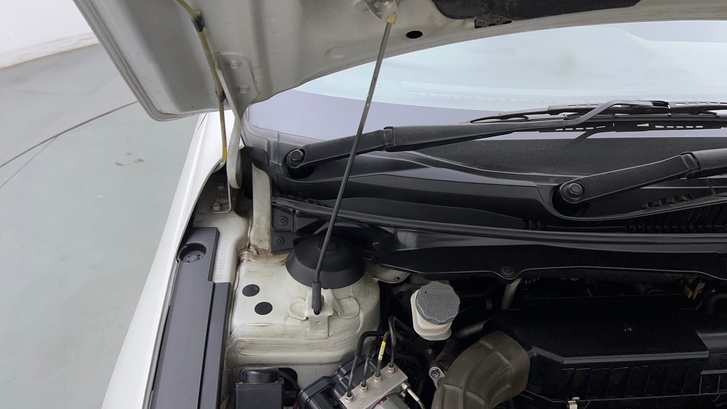Used 2020 Maruti Suzuki Ciaz S 1.5 MT Petrol Manual engine ENGINE RIGHT SIDE HINGE & APRON VIEW