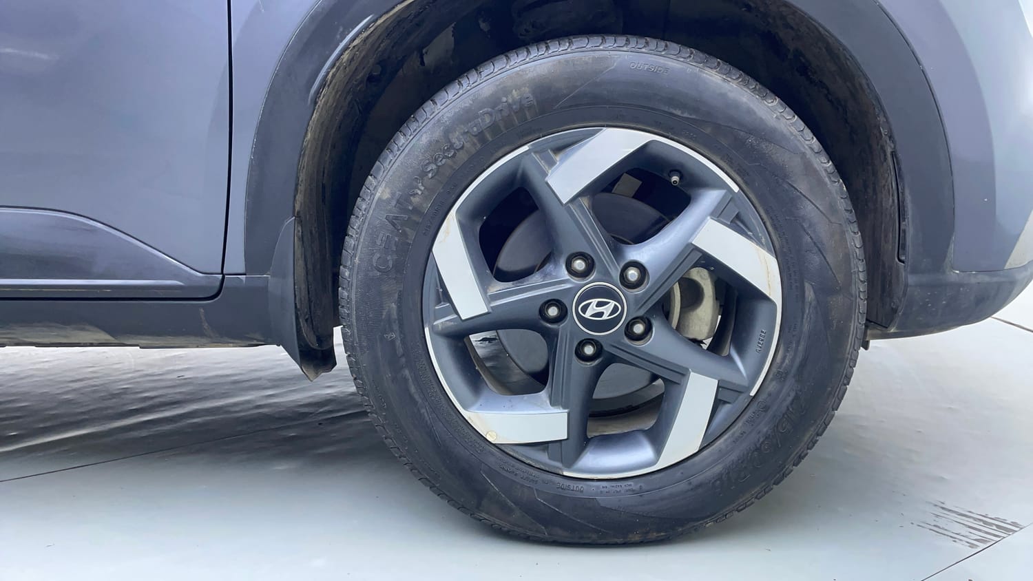 Used 2019 Hyundai Venue SX Plus 1.0 Turbo DCT Petrol Automatic tyres RIGHT FRONT TYRE RIM VIEW