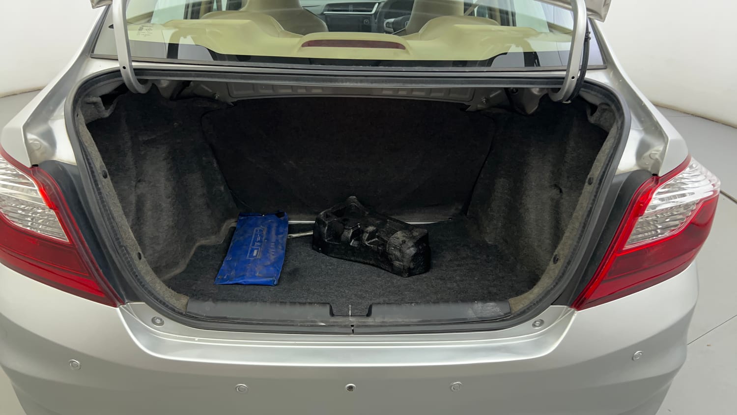 Used 2017 Honda Amaze 1.5 S i-DTEC Opt Diesel Manual interior DICKY INSIDE VIEW