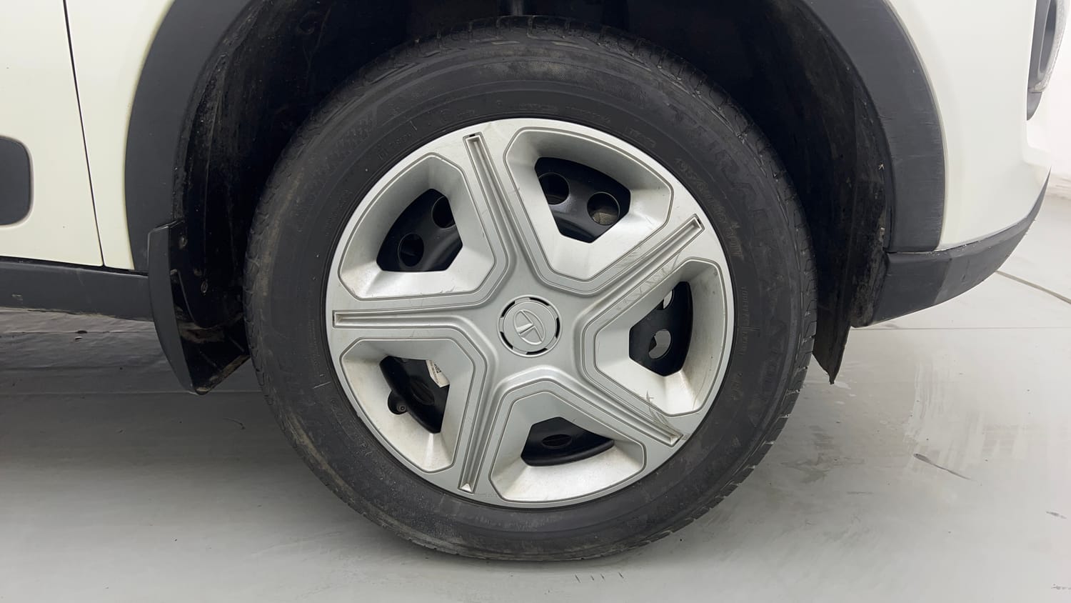 Used 2022 Tata Nexon XM Petrol Manual tyres RIGHT FRONT TYRE RIM VIEW