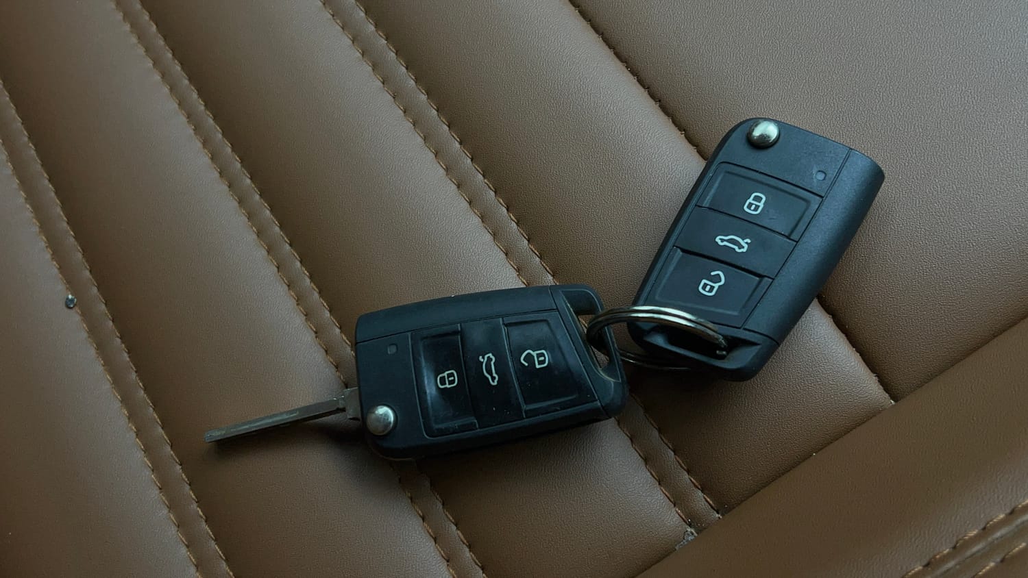Used 2023 Volkswagen Virtus Highline 1.0 TSI AT Petrol Automatic extra CAR KEY VIEW