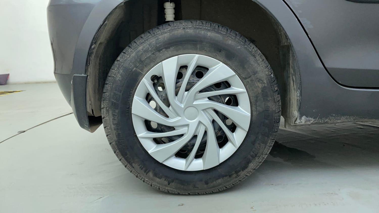 Used 2015 Maruti Suzuki Swift VXi Petrol Manual tyres RIGHT REAR TYRE RIM VIEW