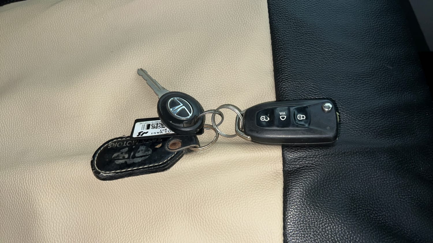 Used 2017 Tata Tiago Revotron XZ Petrol Manual extra CAR KEY VIEW