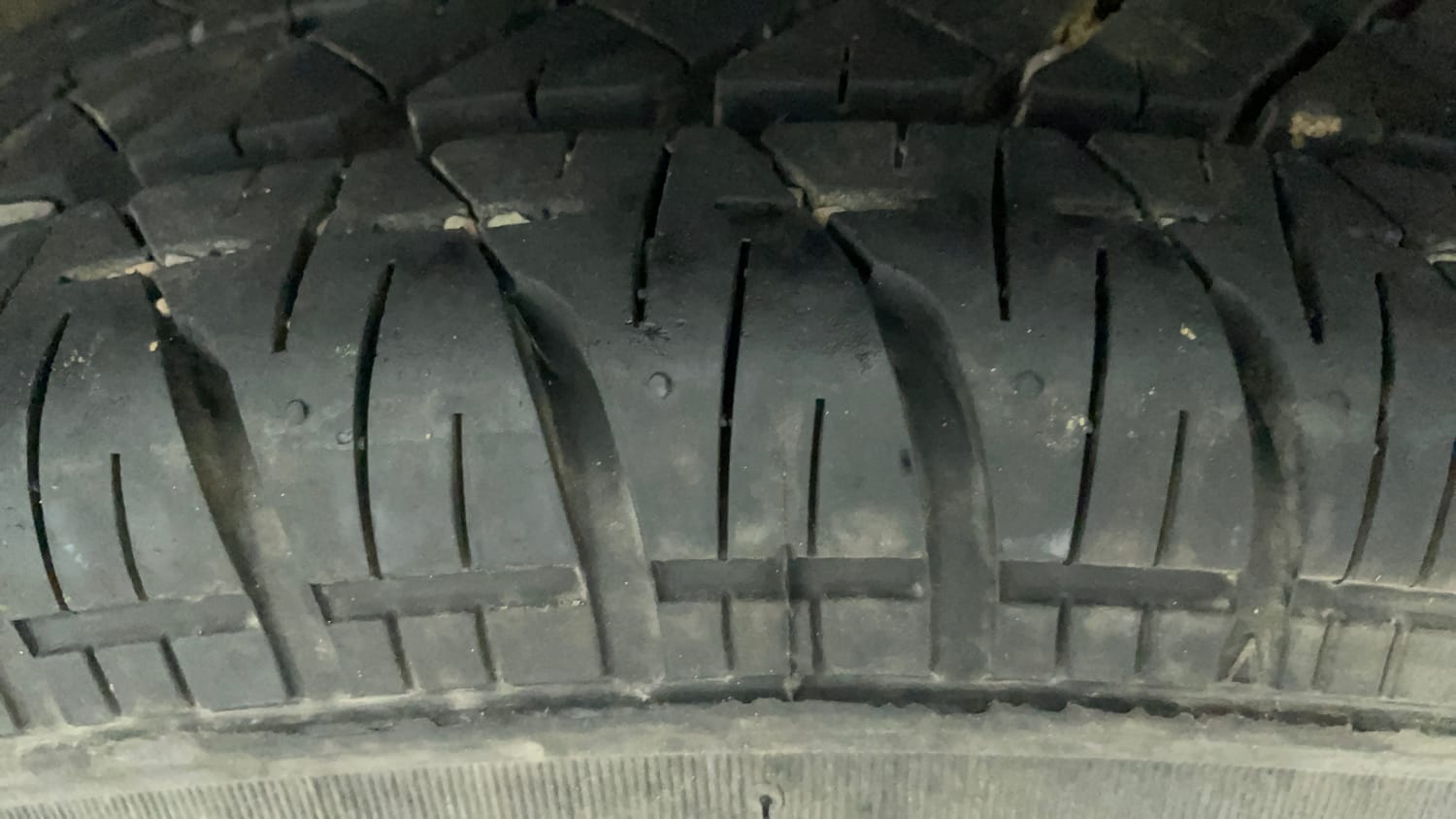 Used 2015 Maruti Suzuki Swift VXi Petrol Manual tyres LEFT REAR TYRE TREAD VIEW