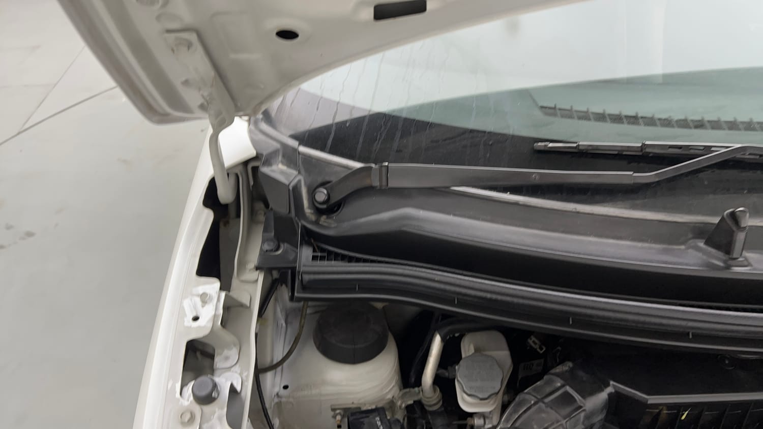 Used 2019 Maruti Suzuki Wagon R VXi 1.2 Petrol Manual engine ENGINE RIGHT SIDE HINGE & APRON VIEW