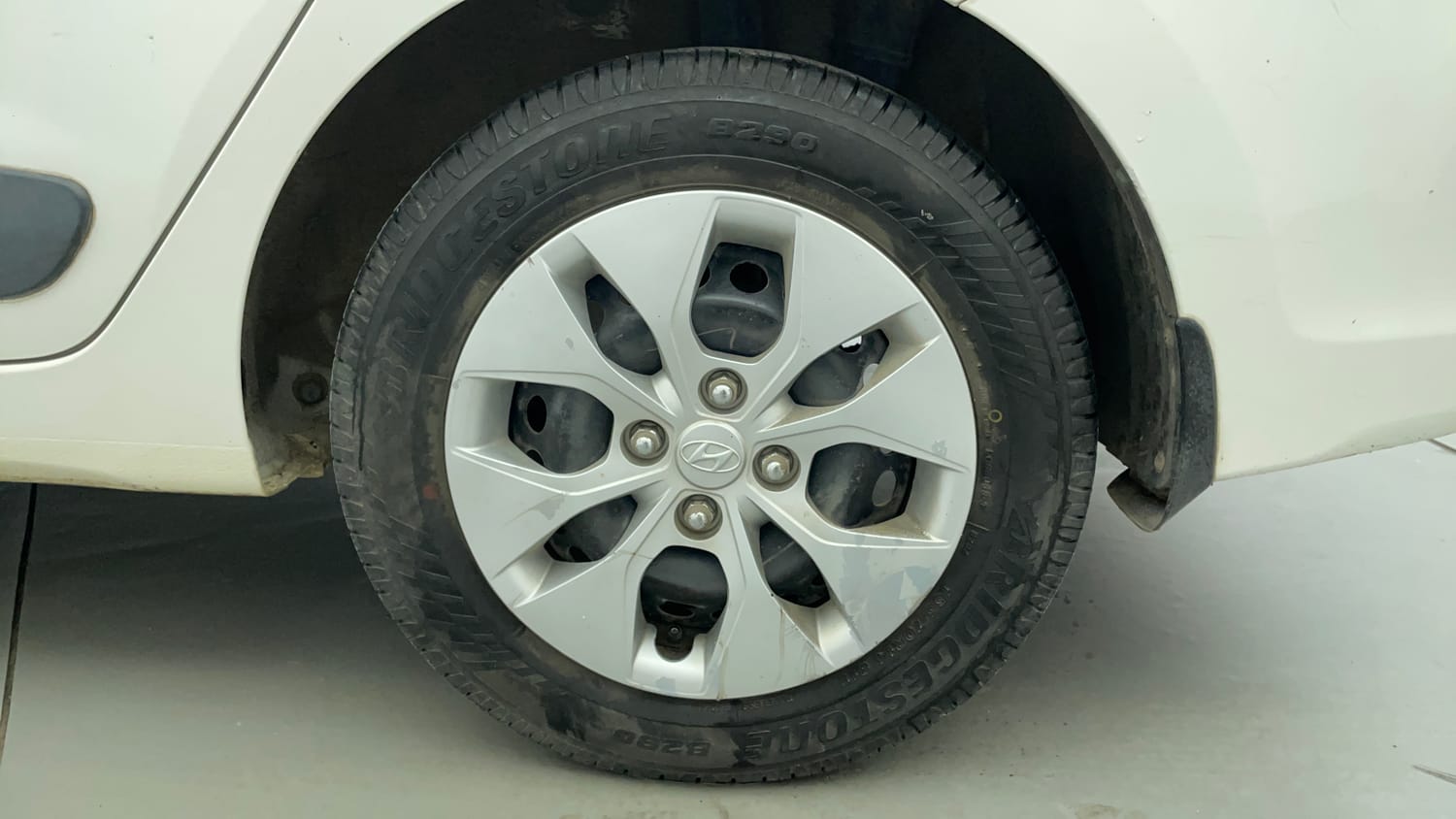Used 2014 Hyundai Xcent S 1.2 Petrol Manual tyres LEFT REAR TYRE RIM VIEW