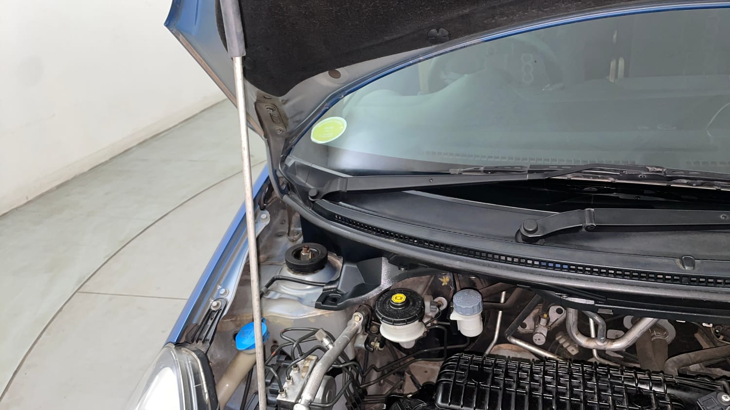 Used 2014 Honda Mobilio S Petrol Petrol Manual engine ENGINE RIGHT SIDE HINGE & APRON VIEW