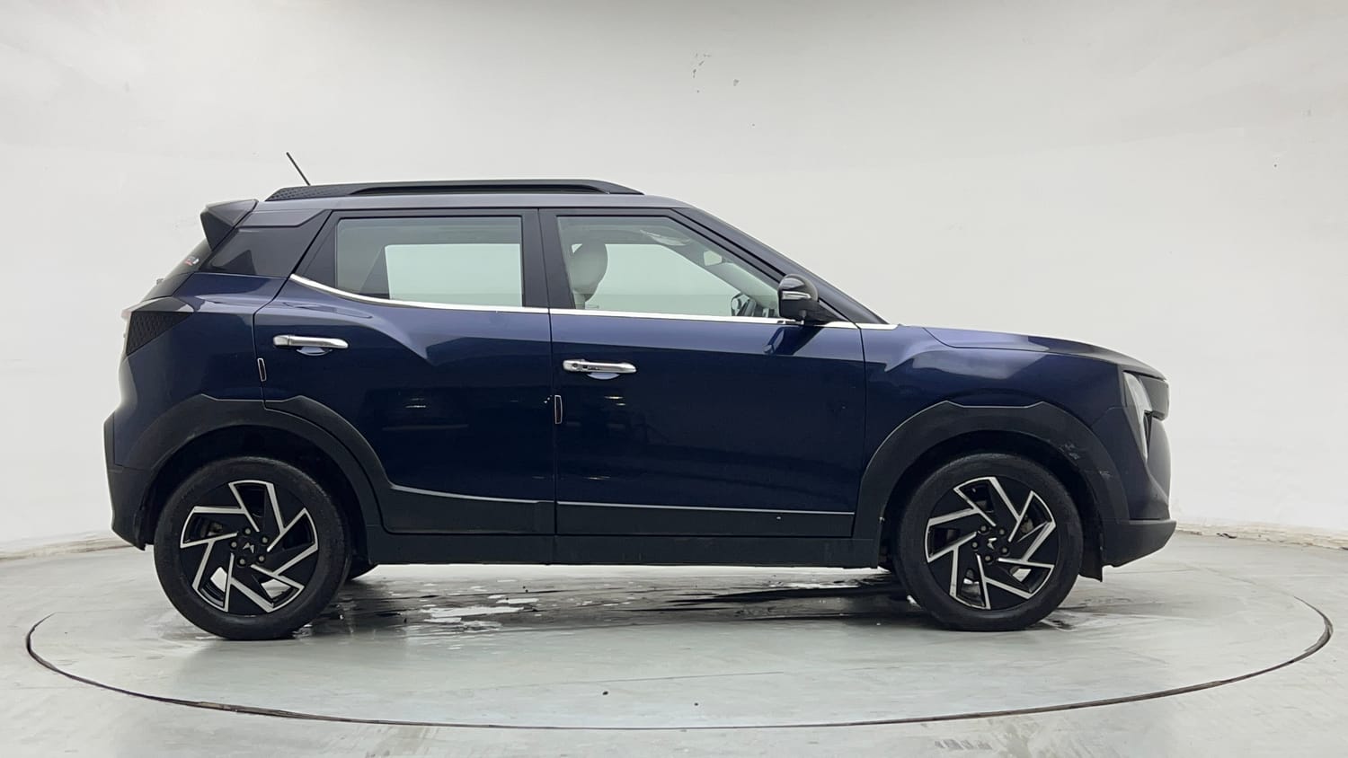 Used 2025 Mahindra XUV 3XO AX7L 1.2 Petrol AT Petrol Automatic exterior RIGHT SIDE VIEW