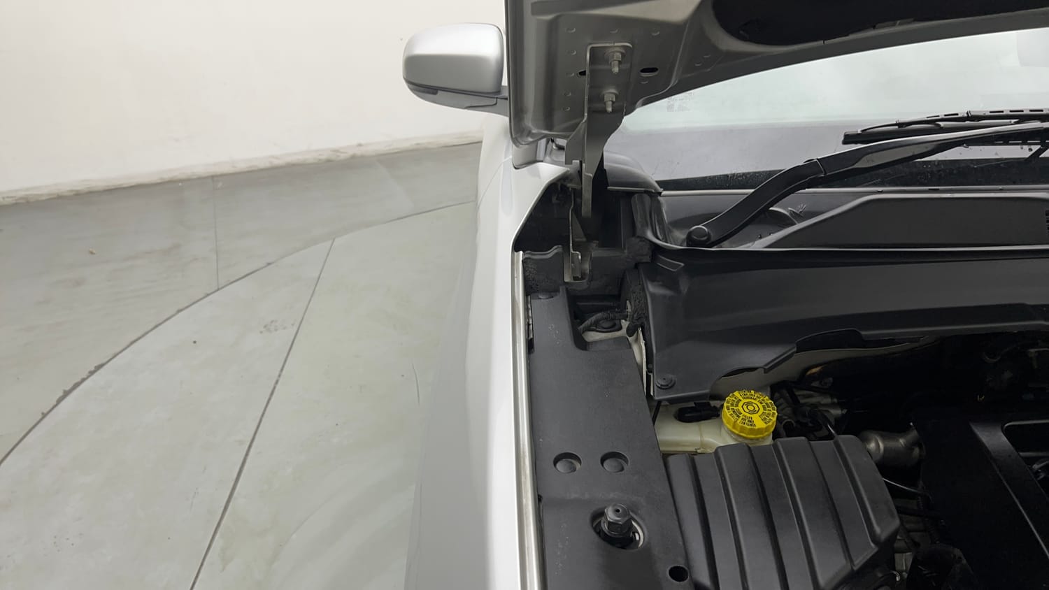 Used 2017 Jeep Compass Limited 1.4 Petrol AT Petrol Automatic engine ENGINE RIGHT SIDE HINGE & APRON VIEW