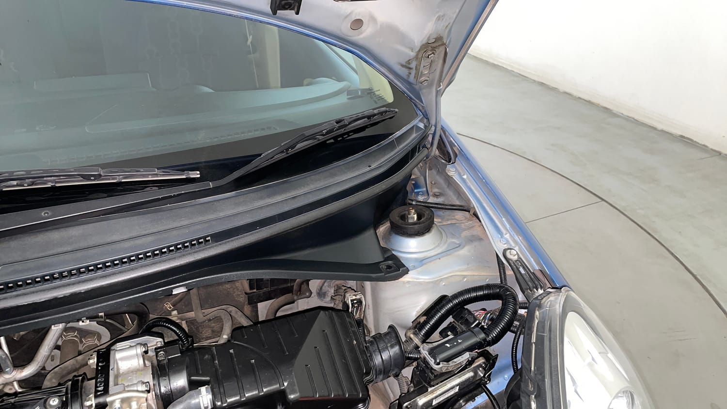 Used 2014 Honda Mobilio S Petrol Petrol Manual engine ENGINE LEFT SIDE HINGE & APRON VIEW