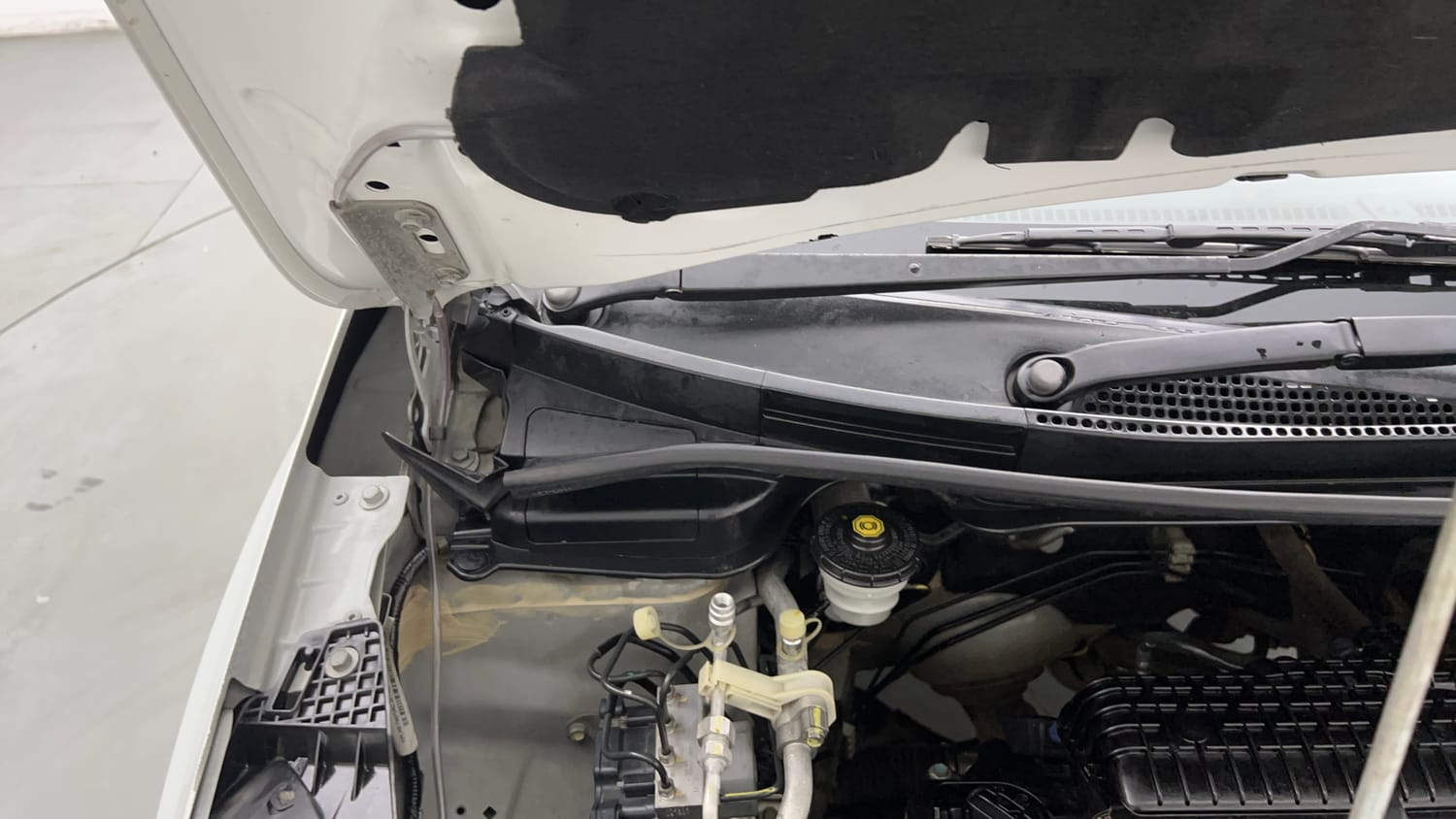 Used 2017 Honda WR-V VX MT Petrol Petrol Manual engine ENGINE RIGHT SIDE HINGE & APRON VIEW