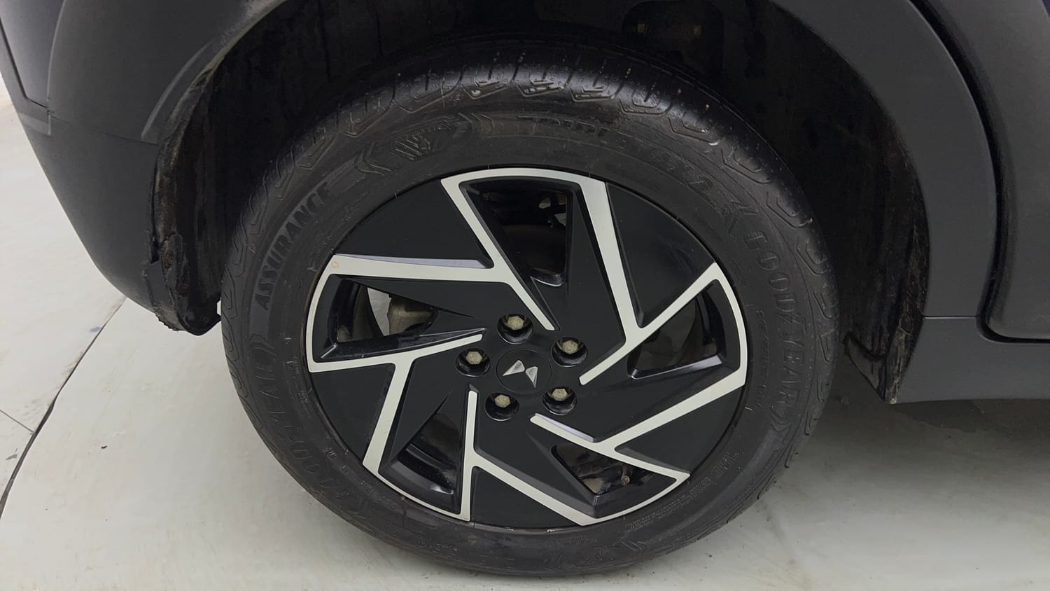 Used 2025 Mahindra XUV 3XO AX7L 1.2 Petrol AT Petrol Automatic tyres RIGHT REAR TYRE RIM VIEW