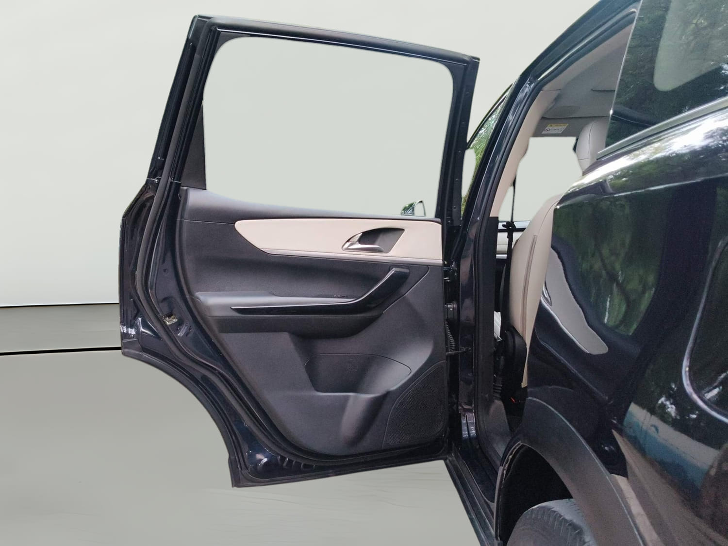 Used 2022 Mahindra XUV700 AX 7 Diesel AT AWD Luxury Pack 7 STR Diesel Automatic interior LEFT REAR DOOR OPEN VIEW