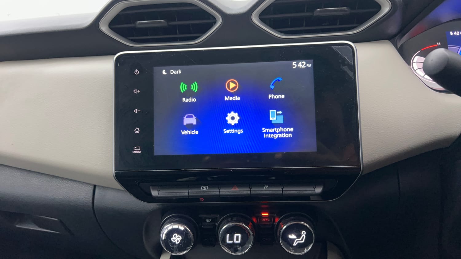 Used 2024 Nissan Magnite XV Turbo Petrol Manual interior MUSIC SYSTEM & AC CONTROL VIEW