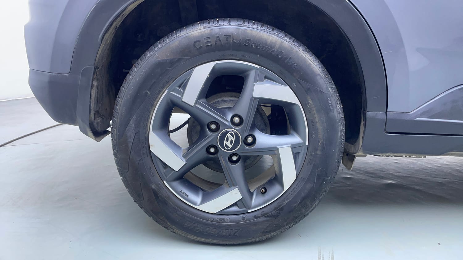 Used 2019 Hyundai Venue SX Plus 1.0 Turbo DCT Petrol Automatic tyres RIGHT REAR TYRE RIM VIEW