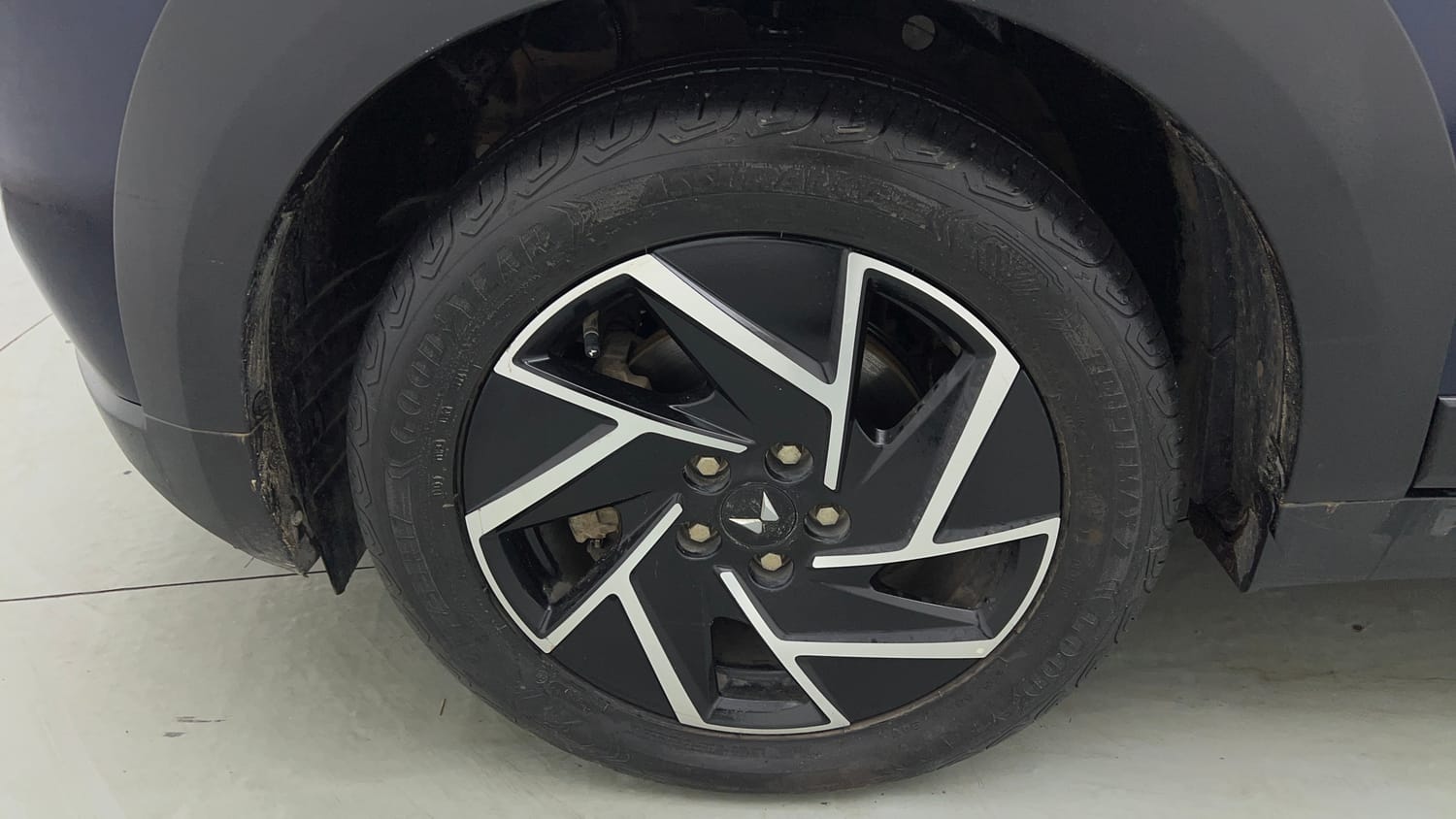 Used 2025 Mahindra XUV 3XO AX7L 1.2 Petrol AT Petrol Automatic tyres LEFT FRONT TYRE RIM VIEW