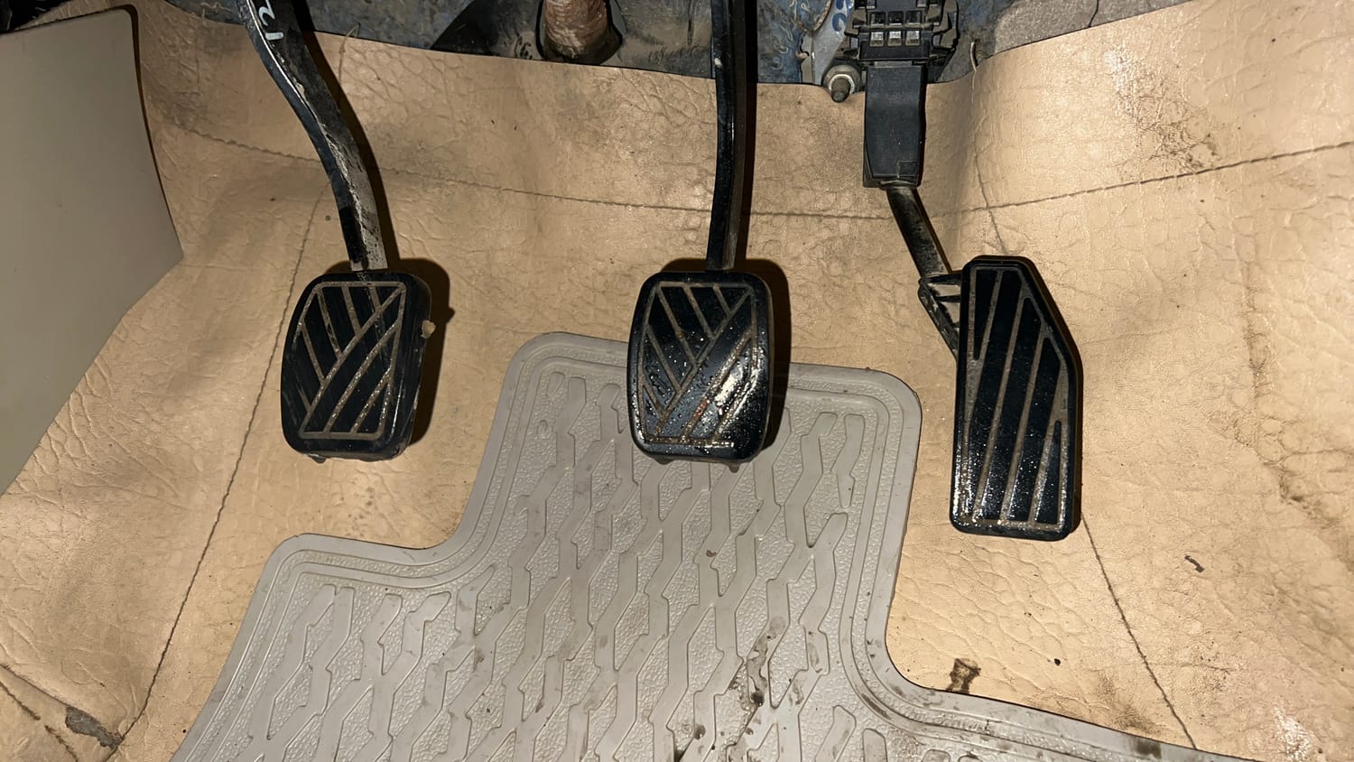 Used 2020 Maruti Suzuki Dzire VXi Petrol Manual interior PEDALS VIEW