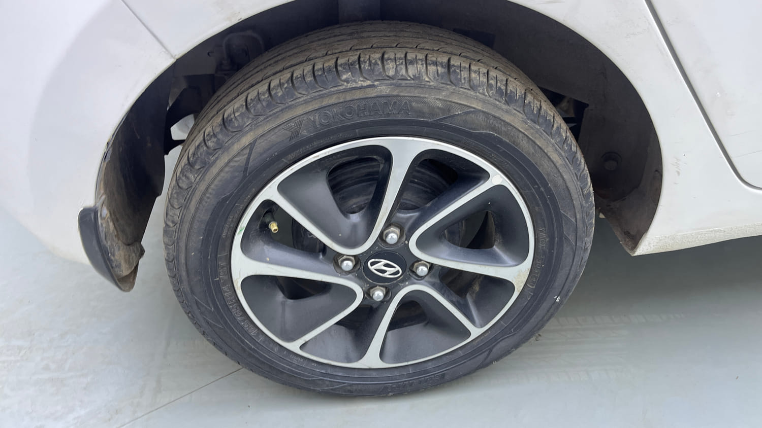 Used 2017 Hyundai Grand i10 Sportz (O) AT 1.2 Kappa VTVT Petrol Automatic tyres RIGHT REAR TYRE RIM VIEW