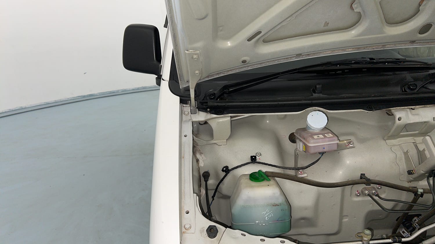 Used 2022 Maruti Suzuki Eeco 5 STR AC (O) Petrol Manual engine ENGINE RIGHT SIDE HINGE & APRON VIEW