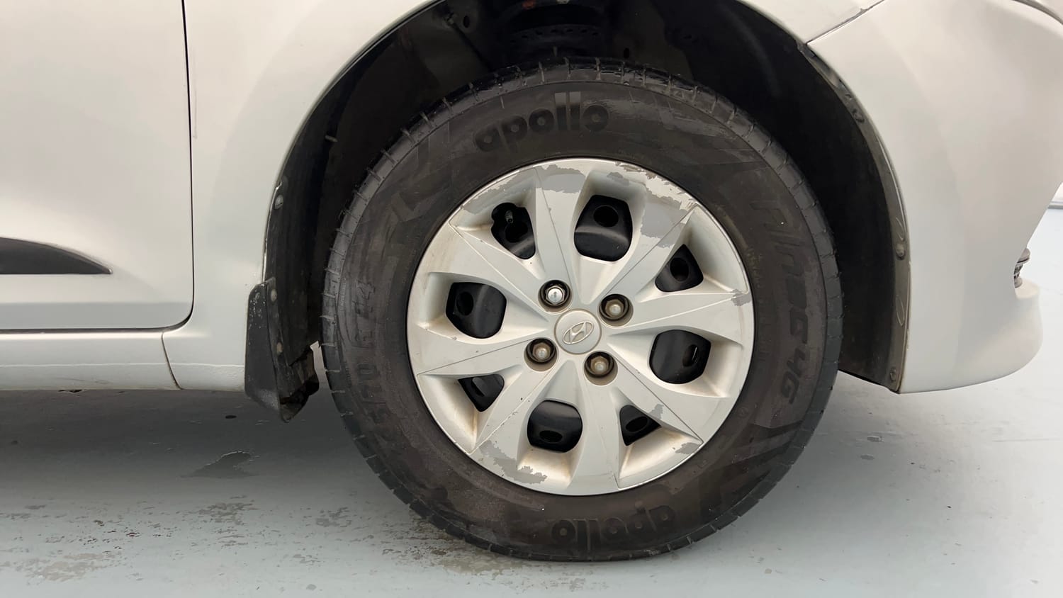 Used 2015 Hyundai Elite i20 Magna 1.2 Petrol Manual tyres RIGHT FRONT TYRE RIM VIEW