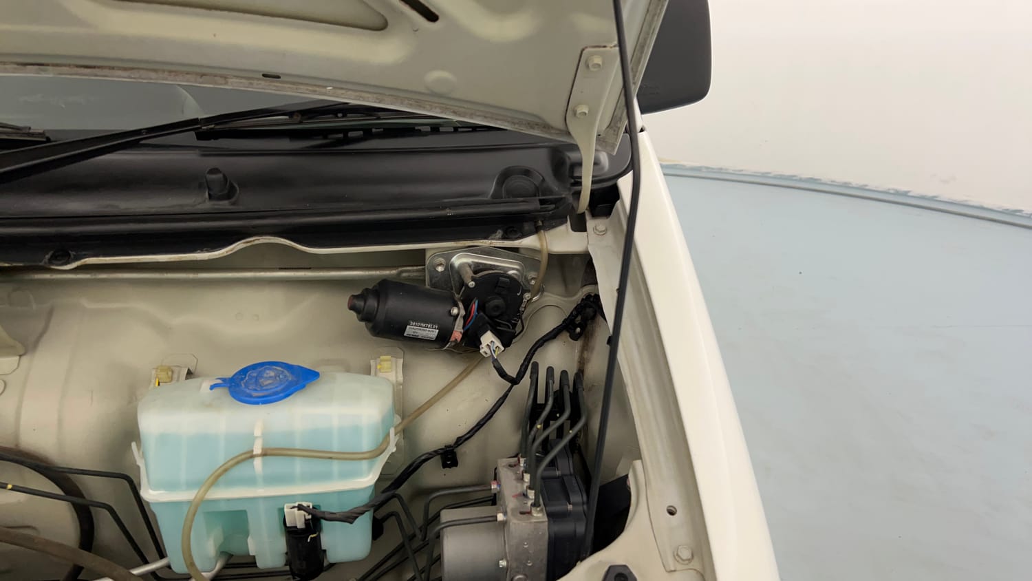 Used 2022 Maruti Suzuki Eeco 5 STR AC (O) Petrol Manual engine ENGINE LEFT SIDE HINGE & APRON VIEW