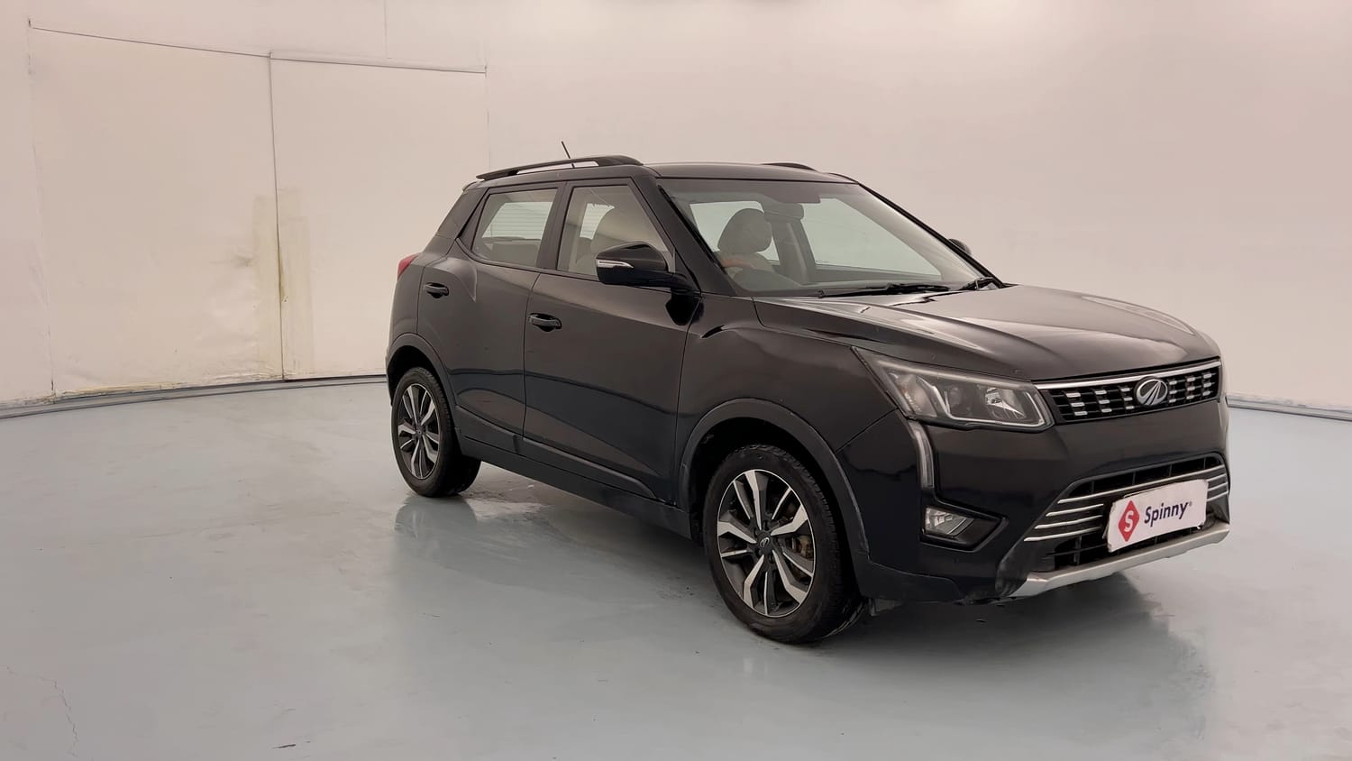 Used 2021 Mahindra XUV 300 W8 (O) 1.5 Diesel Diesel Manual exterior RIGHT FRONT CORNER VIEW