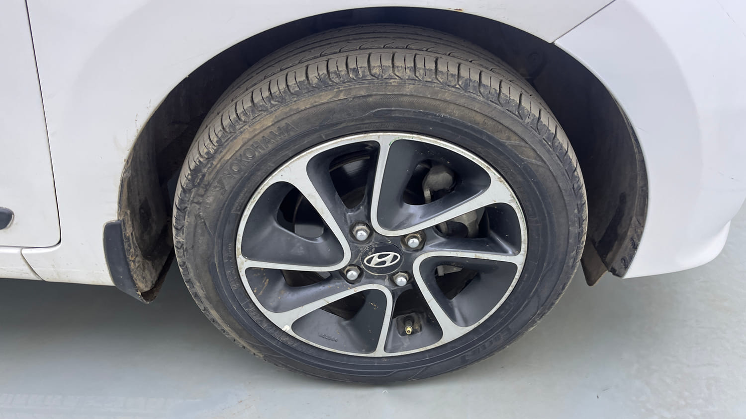 Used 2017 Hyundai Grand i10 Sportz (O) AT 1.2 Kappa VTVT Petrol Automatic tyres RIGHT FRONT TYRE RIM VIEW