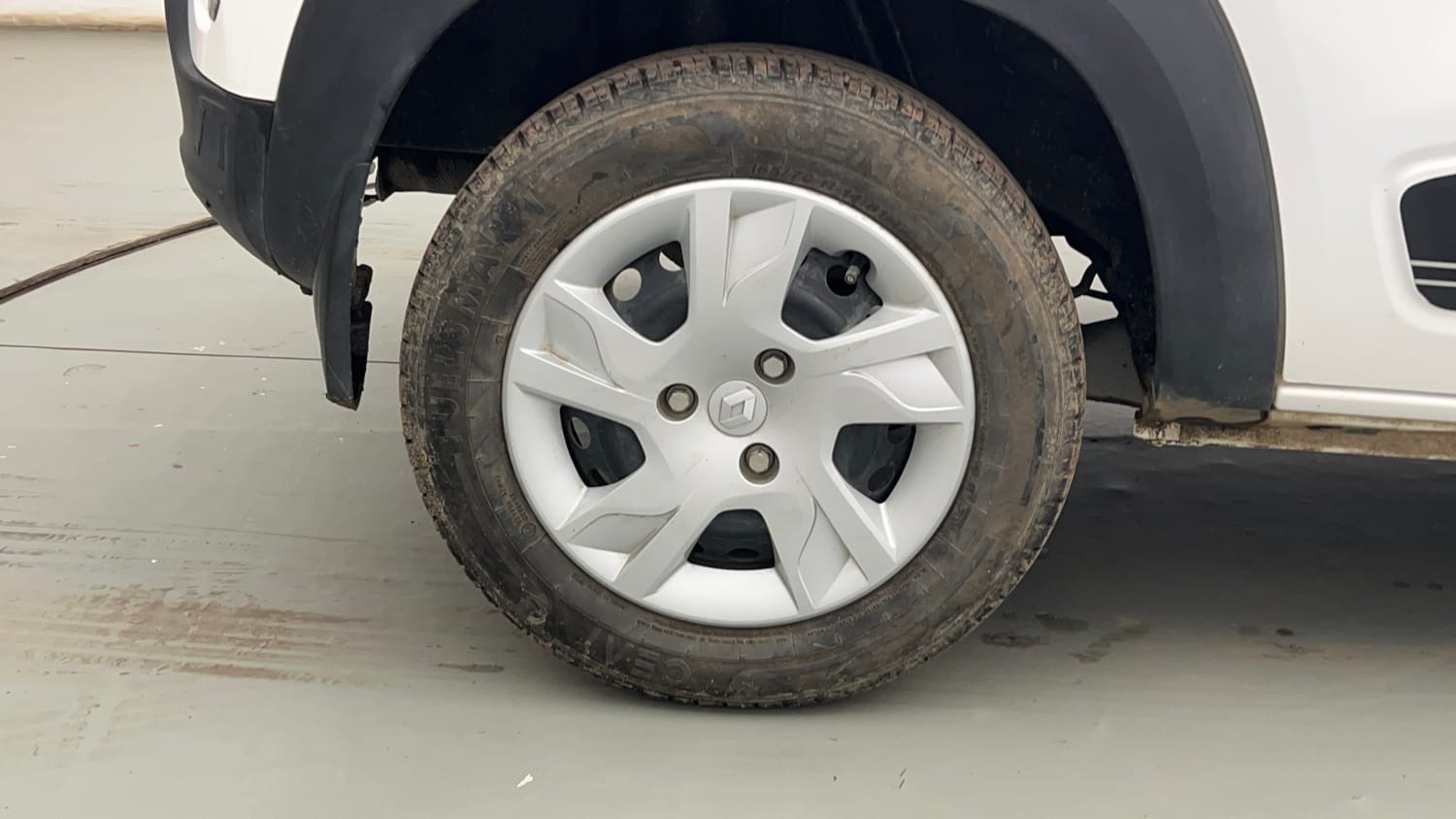 Used 2024 Renault Kwid RXT 1.0L Petrol Manual tyres RIGHT REAR TYRE RIM VIEW