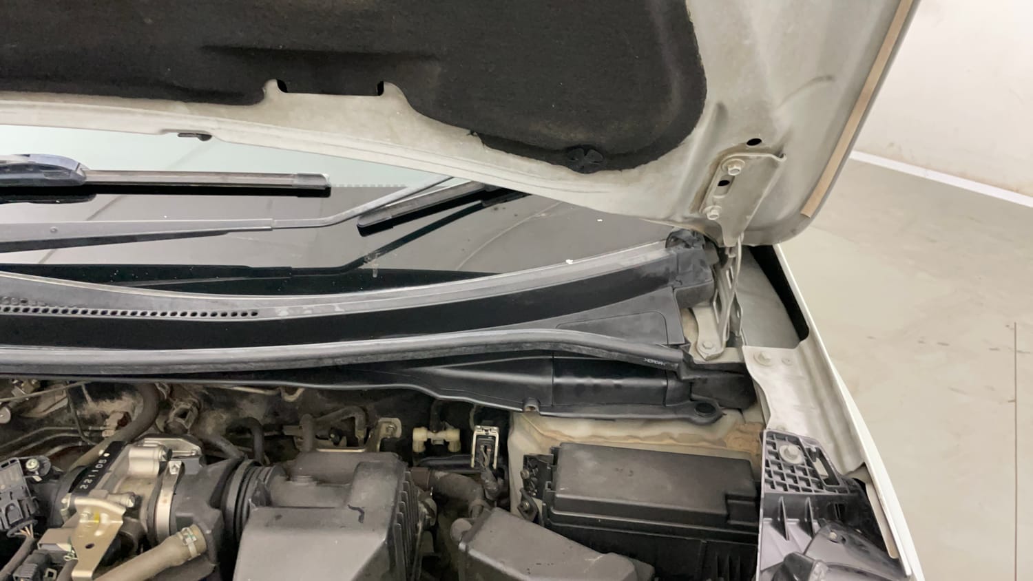 Used 2022 Honda WR-V SV MT Petrol Petrol Manual engine ENGINE LEFT SIDE HINGE & APRON VIEW