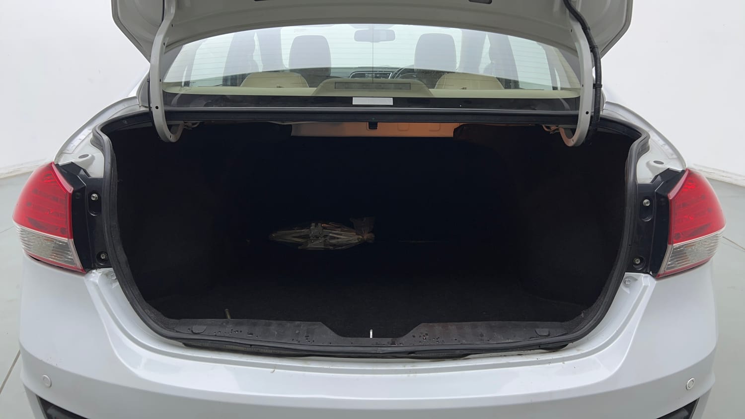 Used 2017 Maruti Suzuki Ciaz Zeta 1.4 MT Petrol Manual interior DICKY INSIDE VIEW