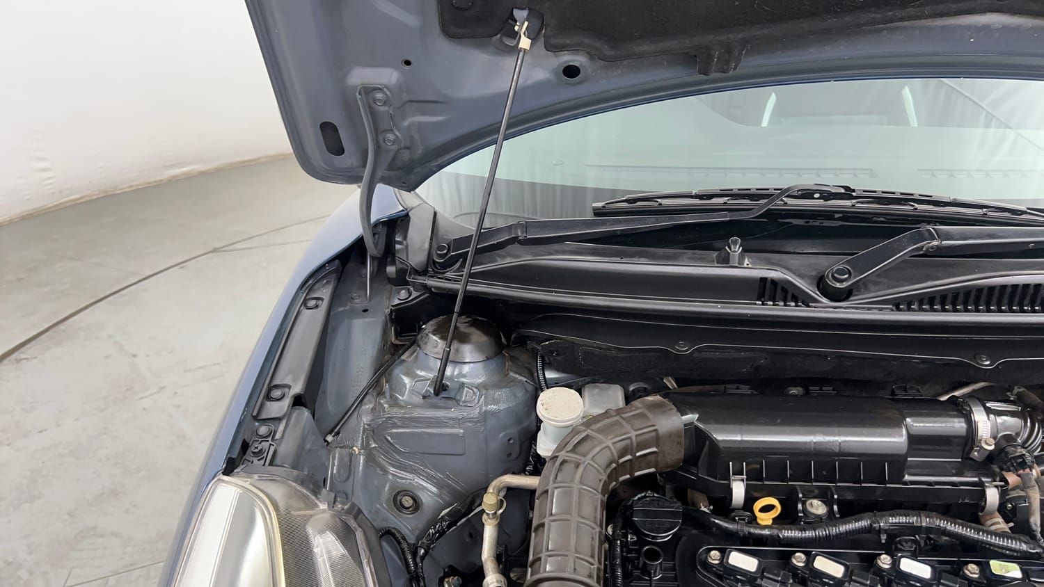 Used 2018 Maruti Suzuki Baleno Alpha 1.2 Petrol Manual engine ENGINE RIGHT SIDE HINGE & APRON VIEW