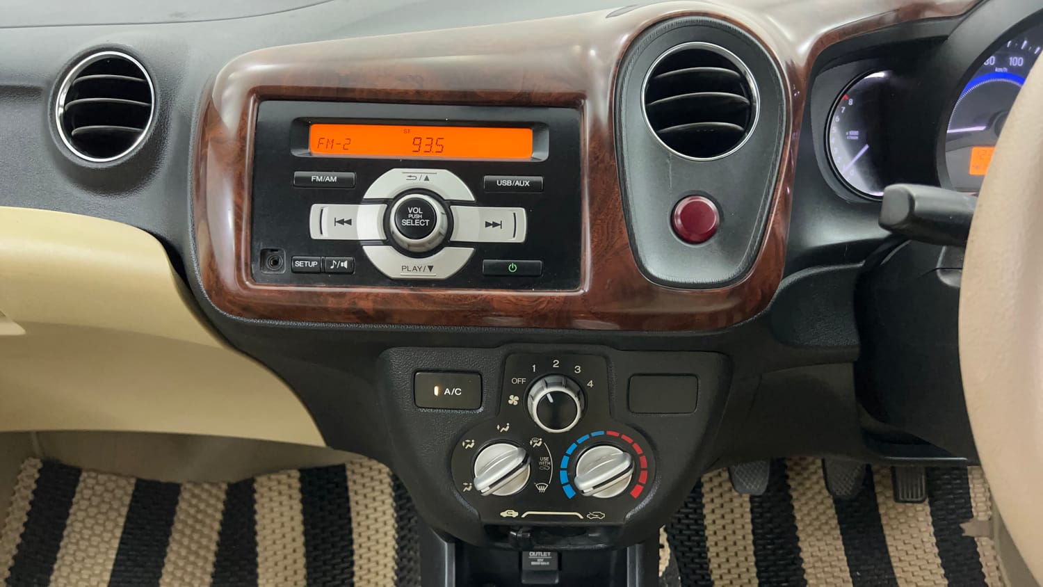 Used 2015 Honda Amaze 1.2 S i-VTEC Petrol Manual interior MUSIC SYSTEM & AC CONTROL VIEW